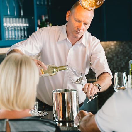 Citygate Kamala Resort And Residence - Official Account Esterno foto A sommelier serving wine